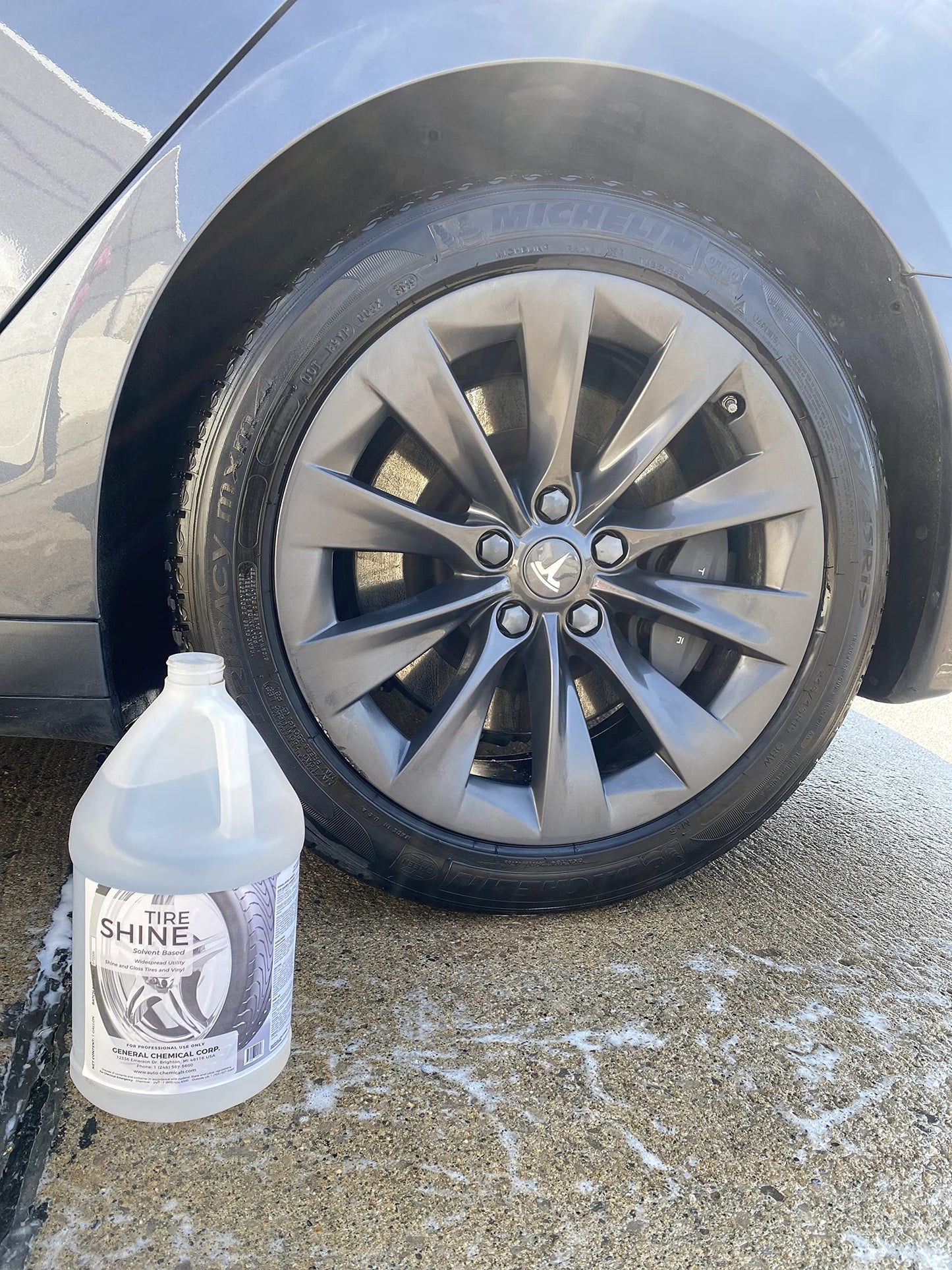 AutoGeneral - Tire Shine - Water-Based Cleaner - High-Gloss Tire Dressing - Protects Against Cracking, Fading and UV Effects - Industrial Strength - Case of Four 1 Gallon Jugs