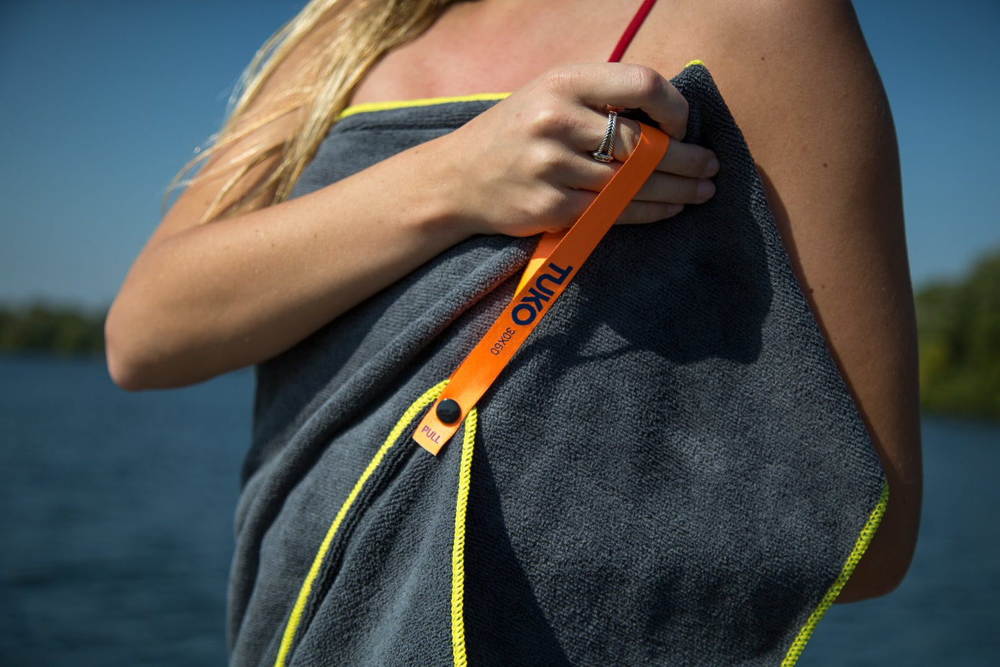 TUKO Microfiber Beach Towel Set with Bag Holder (60L x 30W, Set of 4)